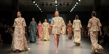 Modelos desfilando Alta Costura mexicana en una pasarela de lujo, mostrando diseños intrincados y artesanales.
