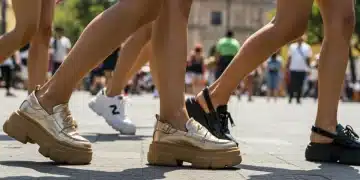 Modelos con las últimas tendencias de calzado urbano en una calle vibrante de la Ciudad de México bajo el sol de verano de 2026.