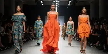 Modelos desfilando con diseños innovadores en pasarela de moda nacional 2026, destacando colores vibrantes.