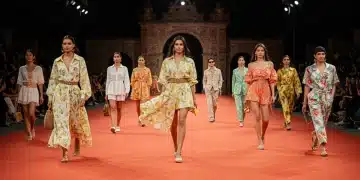 Modelos desfilando con diseños vibrantes en una pasarela de moda mexicana, destacando las tendencias Primavera Verano 2026.