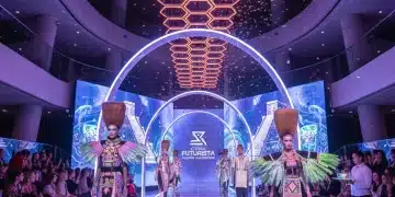 Modelos desfilando en un evento de moda futurista en México, con pantallas digitales y diseños innovadores.