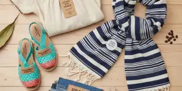 Variedad de prendas y accesorios de moda sostenible con certificaciones visibles en México, sobre una superficie de madera clara.